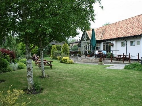 Golden Ball Hotel Elsworth Exterior foto